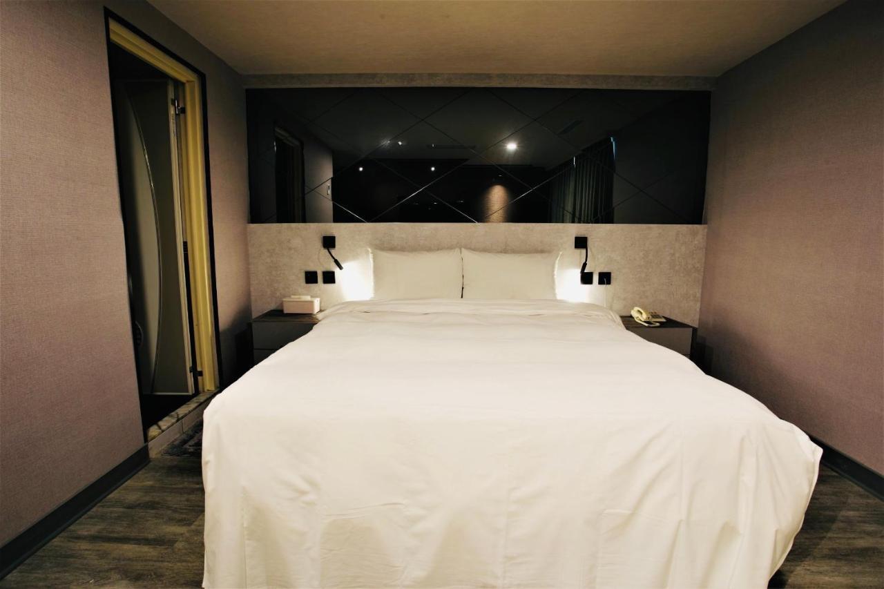 Golden Home Hotel Taipei Bagian luar foto